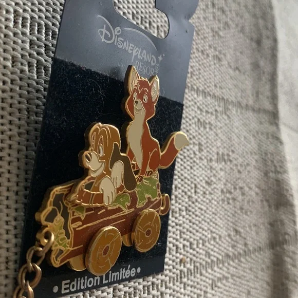 Disneyland Paris resort Fox & Hound - Train Series - LE 1200 Disney Pin 30160 - Picture 3 of 11